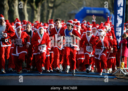 Santa Run dans Battersea Park, Battersea, Londres, UK Banque D'Images