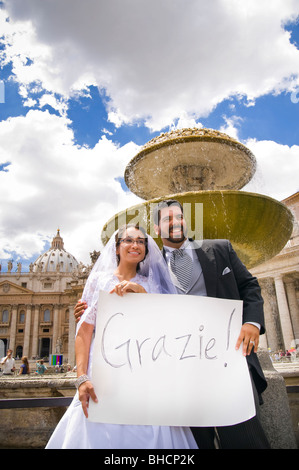 Bride and Groom holding sign in San Pietro, Rome Banque D'Images