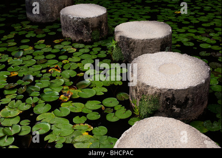 Stepping Stones forment le Garyukyo pont qui mène à travers l'étang dans le jardin du Sanctuaire Heian à Kyoto. Banque D'Images