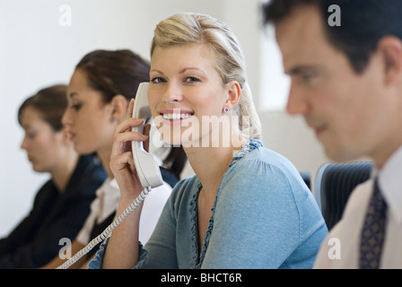 Une femme d'affaires sur l'phone smiling Banque D'Images