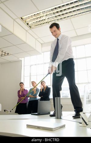 Business man playing golf Banque D'Images