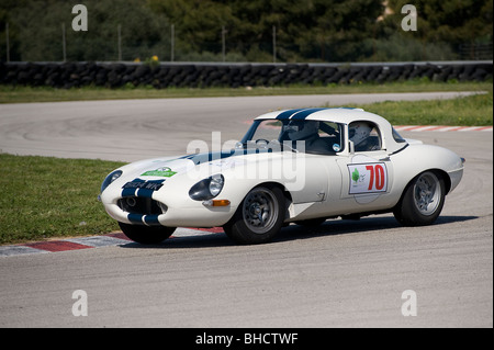 White 1962 Jaguar E-type classic sports car racing dans un rassemblement en Espagne. Banque D'Images