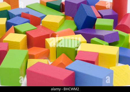 Pile de blocs de construction colorés contre fond blanc. Banque D'Images