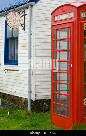 Petit bureau de poste et téléphone rouge fort dans le village de Diabaig, les Highlands écossais. Banque D'Images
