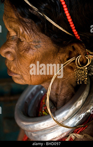 Une femme portant Gadaba cou traditionnel bagues et boucles d'oreilles. Banque D'Images