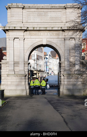 L'OPW Fusilier avec Arch employés sous elle. Traîtres Gate. St Stephen's Green. Dublin. L'Irlande. Banque D'Images