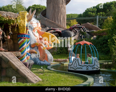 Deux enfants dans une attraction à Parque de Atracciones de Madrid (Madrid) Amusement Park Banque D'Images