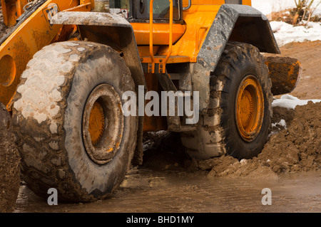 Bulldozer enfoncés dans la boue et la neige Banque D'Images