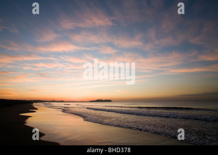 Lever de soleil sur plage, l'île d'Enoshima, Tsujido, préfecture de Kanagawa, Japon Banque D'Images