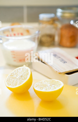 Citron, coupé en deux Banque D'Images