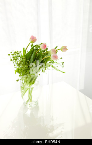 Vase de tulipes roses sur la table Banque D'Images