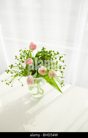 Vase de tulipes roses sur la table
