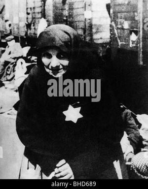 National-socialisme / nazisme, crimes, persécution des juifs, vieille femme juive à la rampe d'un camp de mort, vers 1942, Banque D'Images
