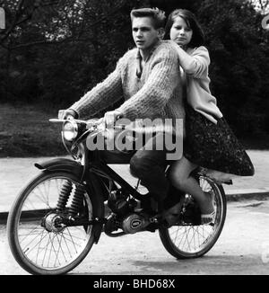 Les gens, les adolescents, les jeunes couples sur l'autocycle par 'Rex', 1950, Banque D'Images