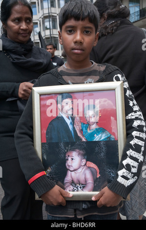 'Marche' Tamouls emprisonnés pour Londres le 20 juin 2009. Garçon avec des photographies de Tamouls manquant Banque D'Images