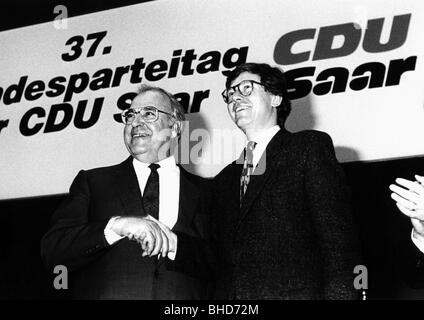 Kohl, Helmut, * 3.4.1930, politicien allemand, chancelier de la République fédérale d'Allemagne 1982 - 1998, demi-longueur, félicitant Peter Jacoby de son élection à la présidence du parti CDU de la Sarre, conférence du parti Saarbrucken, 21.2.1986, Banque D'Images
