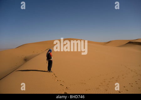 Balades touristiques sur les dunes de sable de l'Erg Chebbi dans le désert du Sahara au Maroc Banque D'Images