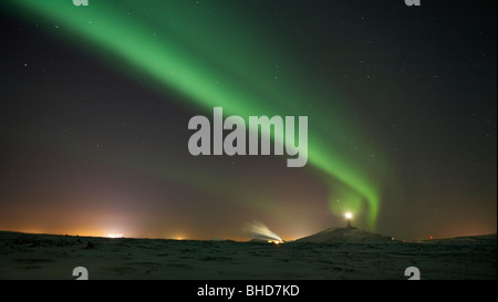 Aurora Borealis aka Northern Lights avec Phare, l'Islande Banque D'Images