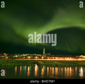 Aurora Borealis aka Northern Lights sur Reykjavik, Islande Banque D'Images