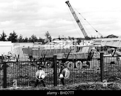 Géographie / voyages, Allemagne, politique, manifestations, manifestation contre l'usine de recyclage, Wackersdorf, policiers à la clôture de construction, 31.3.1986, Banque D'Images