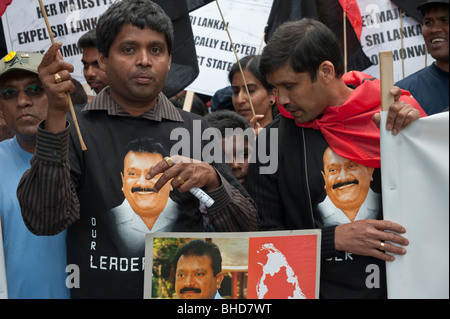 'Marche' Tamouls emprisonnés pour Londres le 20 juin 2009. Les hommes avec des images de Tigres Tamouls tués chef Velupillai Prabhakaran Banque D'Images