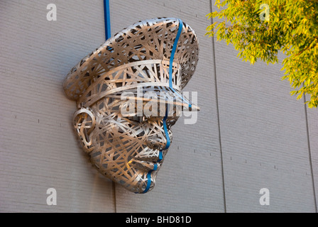 La tête du policier, giant metal sculpture sur le côté du bâtiment du siège du Service de police de Richmond à Richmond, Virginia Banque D'Images