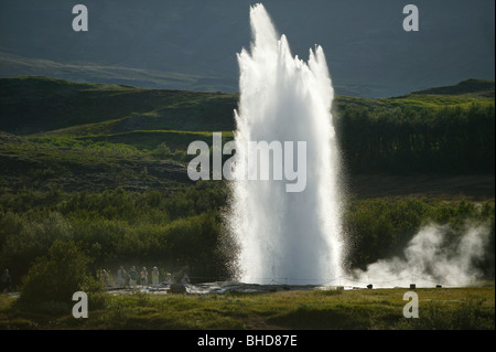 L'éruption du Geyser Strokkur, Islande Banque D'Images