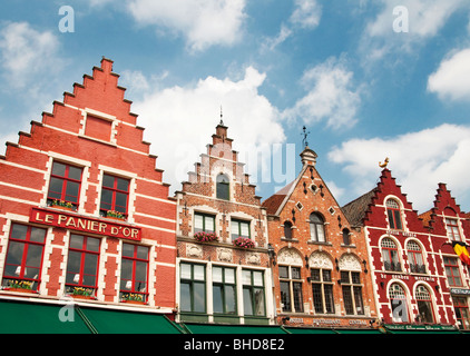 Les bâtiments traditionnels sur la grande place du marché, ou Grote Markt, Bruges, Belgique Banque D'Images