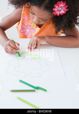 Mixed Race girl symbole de recyclage avec des crayons Banque D'Images
