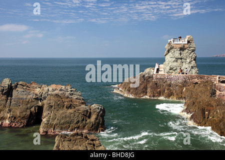 Mazatlan cliff dive sur la côte de l'océan Pacifique. Les éclaboussures d'eau sur les roches. Banque D'Images