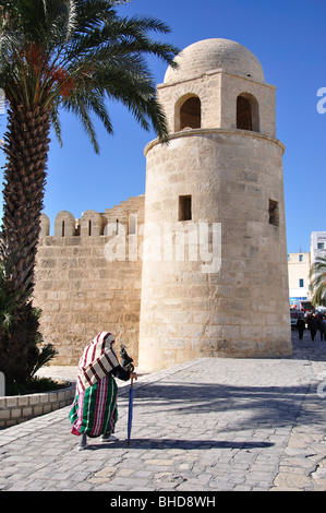 Vieille Femme à l'extérieur de la Grande Mosquée, Sousse, Sousse, Tunisie Gouvernorat Banque D'Images