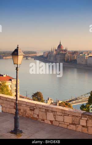 Budapest vue panoramique du château de Buda avec le Danube et de la Chambre du Parlement Banque D'Images