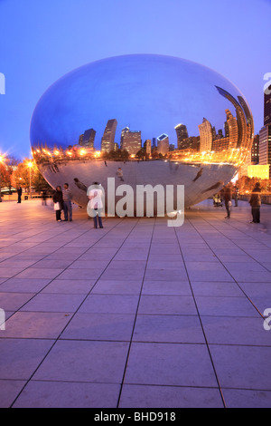 La Cloud Gate sculpture aussi connu comme 'le bean' dans le parc du Millénaire vue au crépuscule Banque D'Images