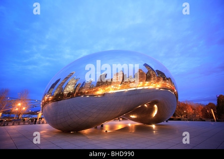 La Cloud Gate sculpture aussi connu comme 'le bean' dans le parc du Millénaire vue au crépuscule Banque D'Images