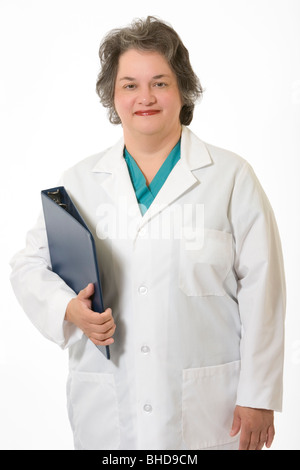 Une femme médecin portant un manteau de laboratoire avec un stéthoscope et un dossier patient. Banque D'Images