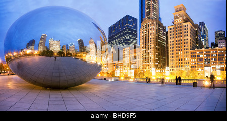 La Cloud Gate sculpture aussi connu comme 'le bean' dans le parc du Millénaire vue au crépuscule Banque D'Images