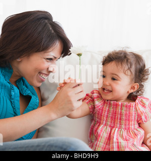 Mère fille hispanique remise fleur Banque D'Images