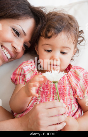 Mère et fille hispanique à la fleur au Banque D'Images