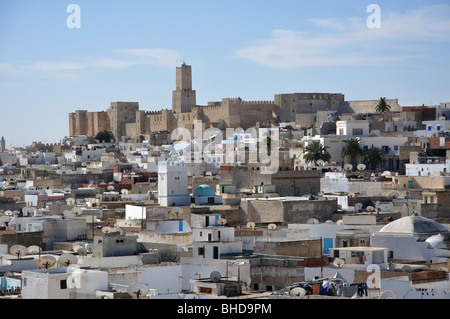 Vue sur Médina montrant Kasbah à distance, le Gouvernorat de Sousse, Sousse, Tunisie Banque D'Images