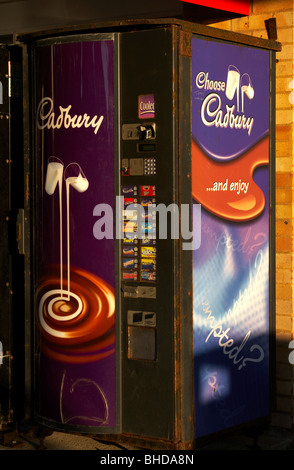 Distributeur automatique de chocolat Cadbury à l'extérieur de l'atelier, Sandbanks ferry Poole Banque D'Images