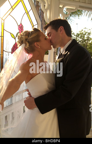 L'homme et la femme s'embrasser après la cérémonie de mariage. Banque D'Images