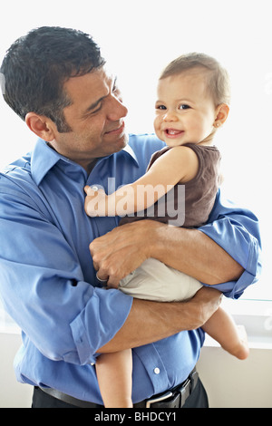 Hispanic father holding daughter Banque D'Images
