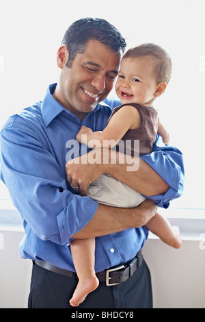 Hispanic father holding daughter Banque D'Images