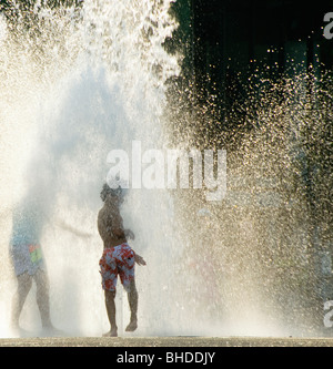 Enfants jouant dans les ressorts du saumon de fontaine, Portland, Oregon Banque D'Images