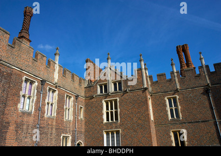 Cheminées et façade d'Hampton Court Palace à Surrey, en Angleterre, un jour ensoleillé Banque D'Images