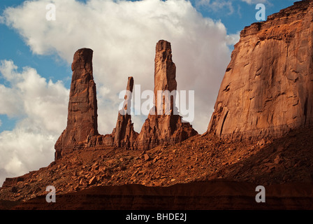 USA, Utah, Monument Valley Navajo Tribal Park. Trois Sœurs buttes. Banque D'Images