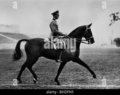 Sports, Jeux Olympiques, Berlin, Allemagne, 1936, dressage, lieutenant-colonel Polay, Allemagne, sur le cheval Kronos (vainqueur de la médaille d'or), 13.8.1936, militaire, officier, uniforme, uniformes, années 1930, 30, XXe siècle, historique, équitation, sports équestres, sport équestre, équitation, cheval, peuple, Banque D'Images