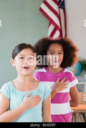 Pour les filles de l'école de allégeance au drapeau Banque D'Images