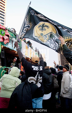 Saints fans cheering pour le Super Bowl XLIV champions dans la Nouvelle Orléans. Le 9 février 2010. Banque D'Images