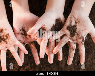 Girls holding dirt Banque D'Images